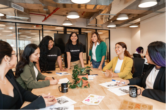 Los reconocimientos apuntan a visibilizar iniciativas por la inclusión de género en tech, ya que las mujeres aún representan menos del 25% del empleo especializado en tecnología (FEM).