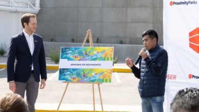 Mario Berlanga, CEO y Socio Director de ProximityParks, y Luis Antonio Medina, ganador.