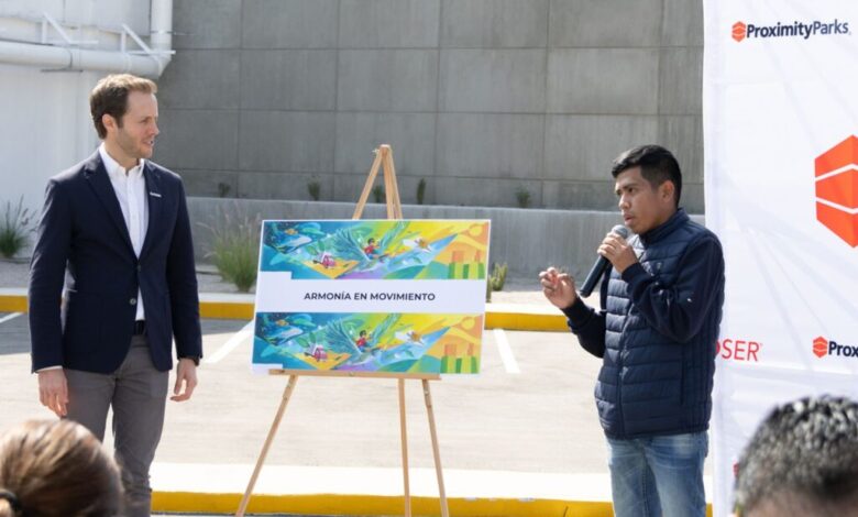 Mario Berlanga, CEO y Socio Director de ProximityParks, y Luis Antonio Medina, ganador.