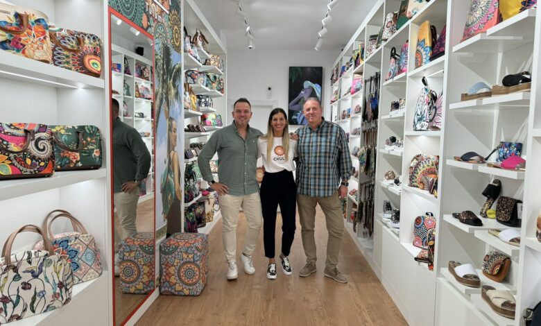 Mayra Alba y socios en la primera tienda Chula Tulum en Burgos.