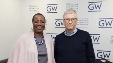 Angela Williams, CEO de UWW y Bill Gates