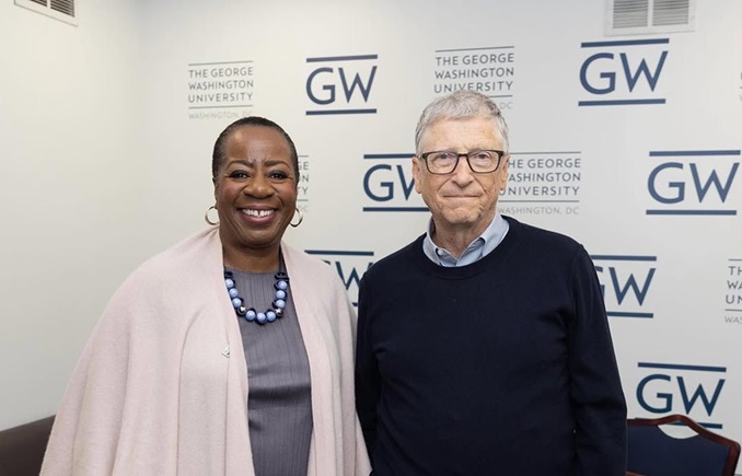 Angela Williams, CEO de UWW y Bill Gates