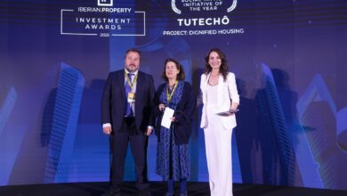 Blanca Hernández, fundadora de TUTECHÔ, recibiendo un premio.