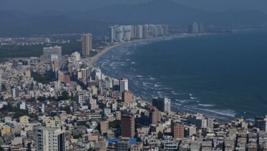 Vista aérea de una bulliciosa ciudad costera con modernos rascacielos y horizonte costero. Vista aérea de una ciudad costera Autor/copyright: 123 盘