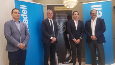 Representantes del B. Sabadell y Vinok en la firma del convenio. Autor/copyright: Vinok/Your Prodok, s.l.