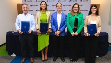 De izquierda a derecha: Rodrigo Villar, Socio Gerente y Fundador de New Ventures, Margarita Guerra, Gerente Regional Technoserve, César Buenadicha, JEFE EBA/LAB, Alejandra Fleitas, Country Manager BID Lab para El Salvador. (Foto cortesía de BID Lab).