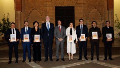 Los premiados con representantes de Club Talento, en el Alcázar.