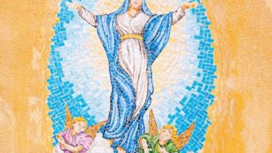 Colorido mosaico de la Virgen María con ángeles en la pared de u