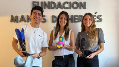Brandon Martínez, Director de Marketing para Latinoamérica en Bambu Lab, Andrea Cukerman, fundadora de Manos de Héroes y Carla Delpoggio.